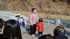 죽음, 더이상 슬픔 아니다. 하관식을 마친 후 손주가 노래를 불러 주었다.