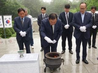 최민호 후보, 충령탑 참배로 공식 선거운동 돌입  