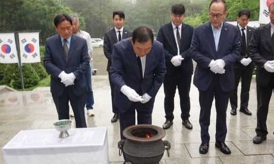 최민호 후보, 충령탑 참배로 공식 선거운동 돌입  