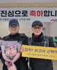 [포토] 꽃다발 지고 가는 사나이